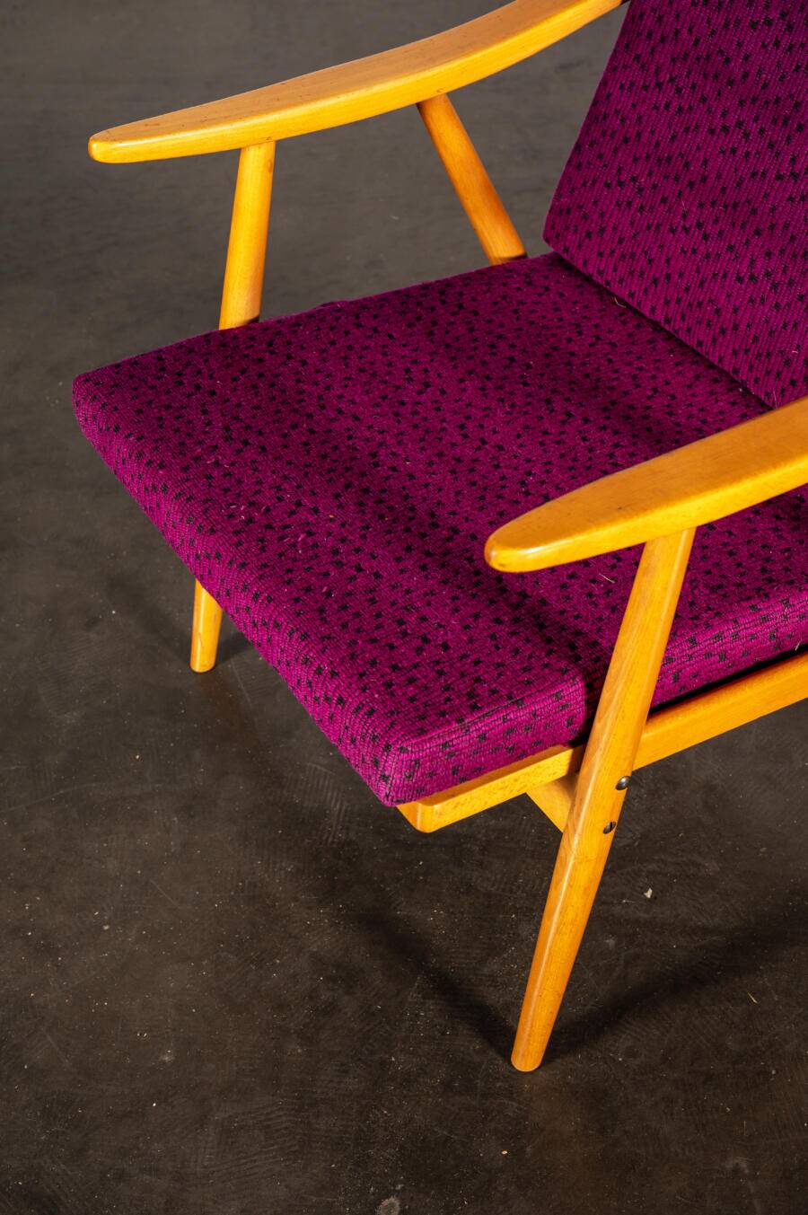 Boomerang armchair in mauve fabric