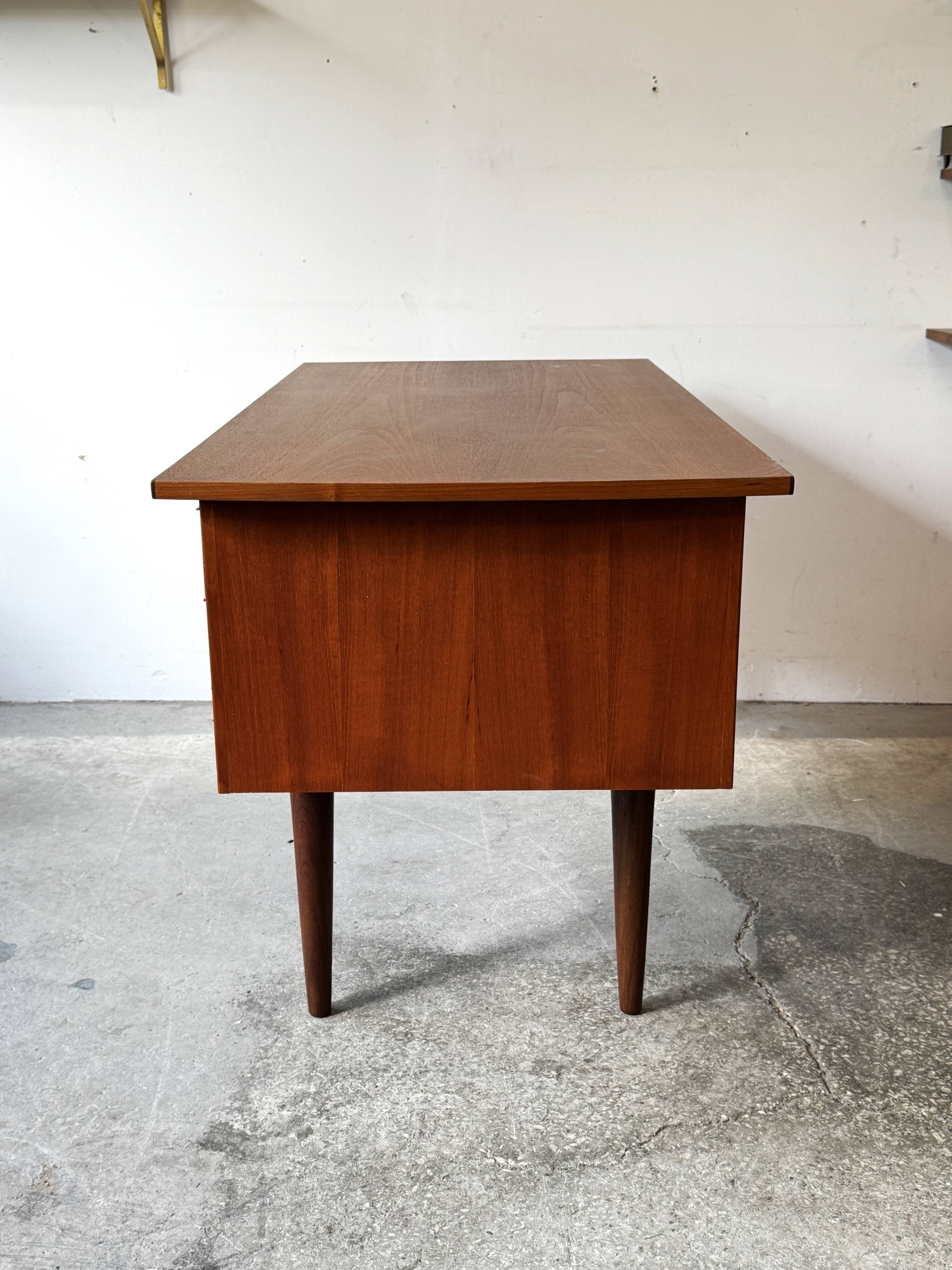 Freestanding teak desk, Denmark 60s/70s, vntg, mid-c modern