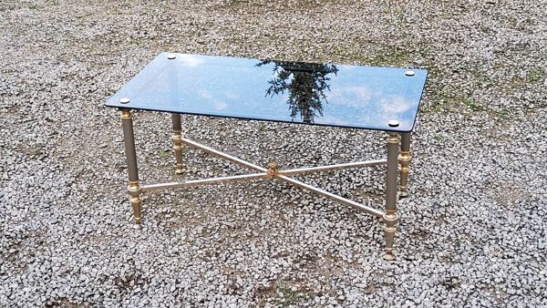 Table basse des années 70 de style néo-classique piètement métal doré et chromé plateau verre fumé