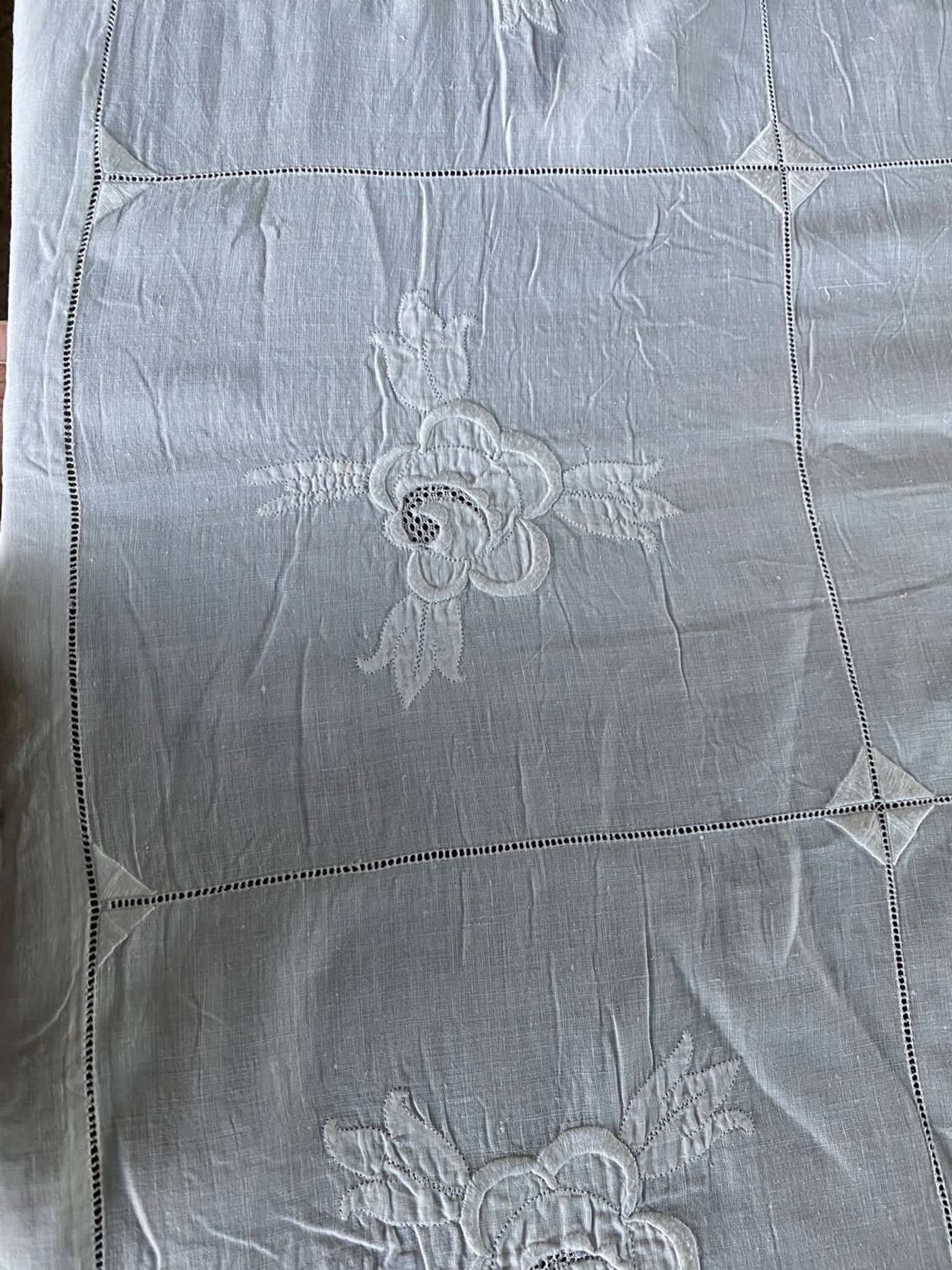 Nappe et 12 serviettes brodées et monogrammées