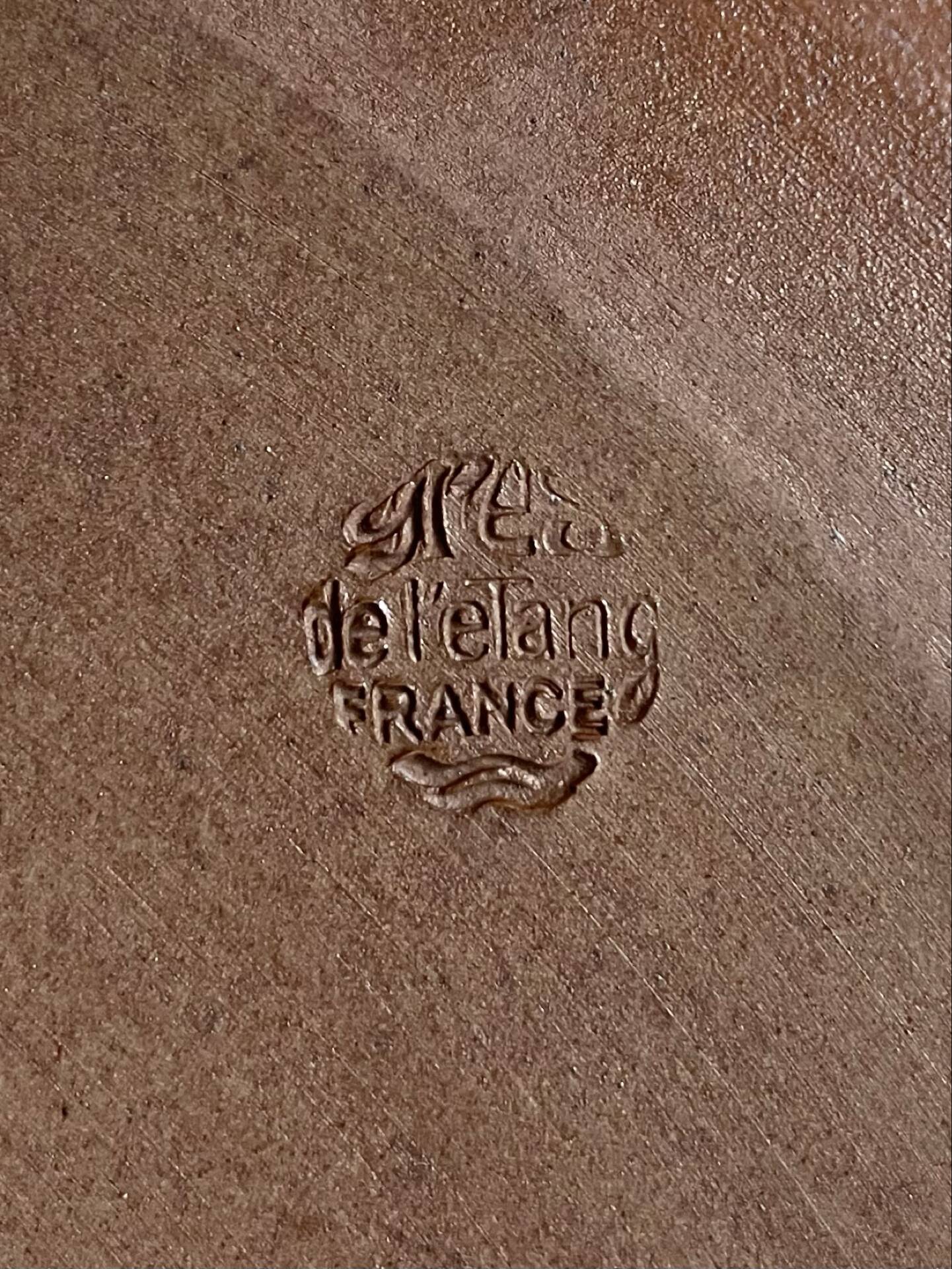 Plat en grès émaillé – France, milieu du XXe siècle