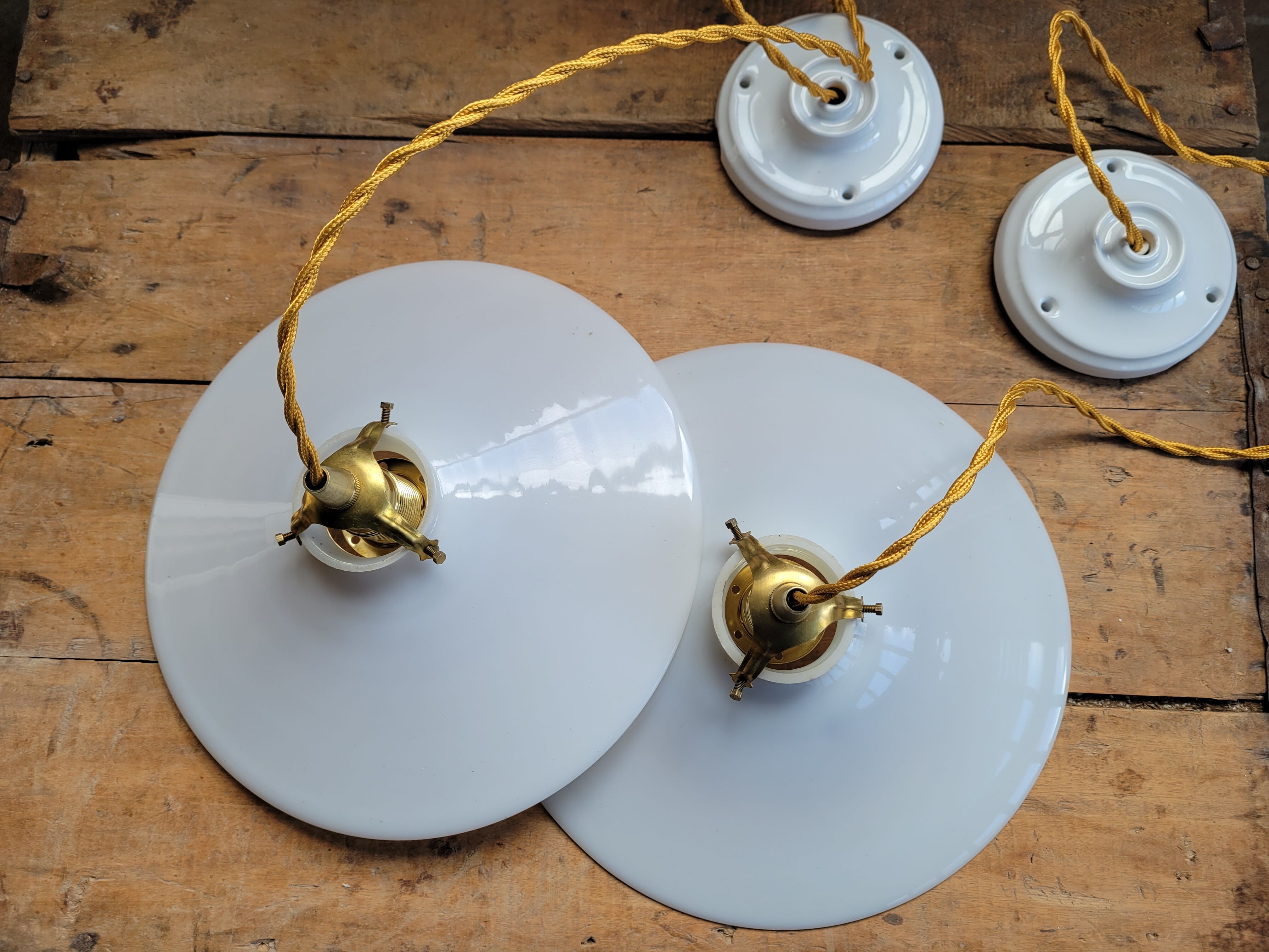 Duo of suspensions in white opaline