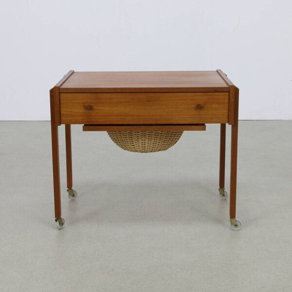 Table d'appoint avec panier en rotin, années 1960