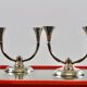 Paire de chandeliers candélabres avec porte-bougie double fait d'argent