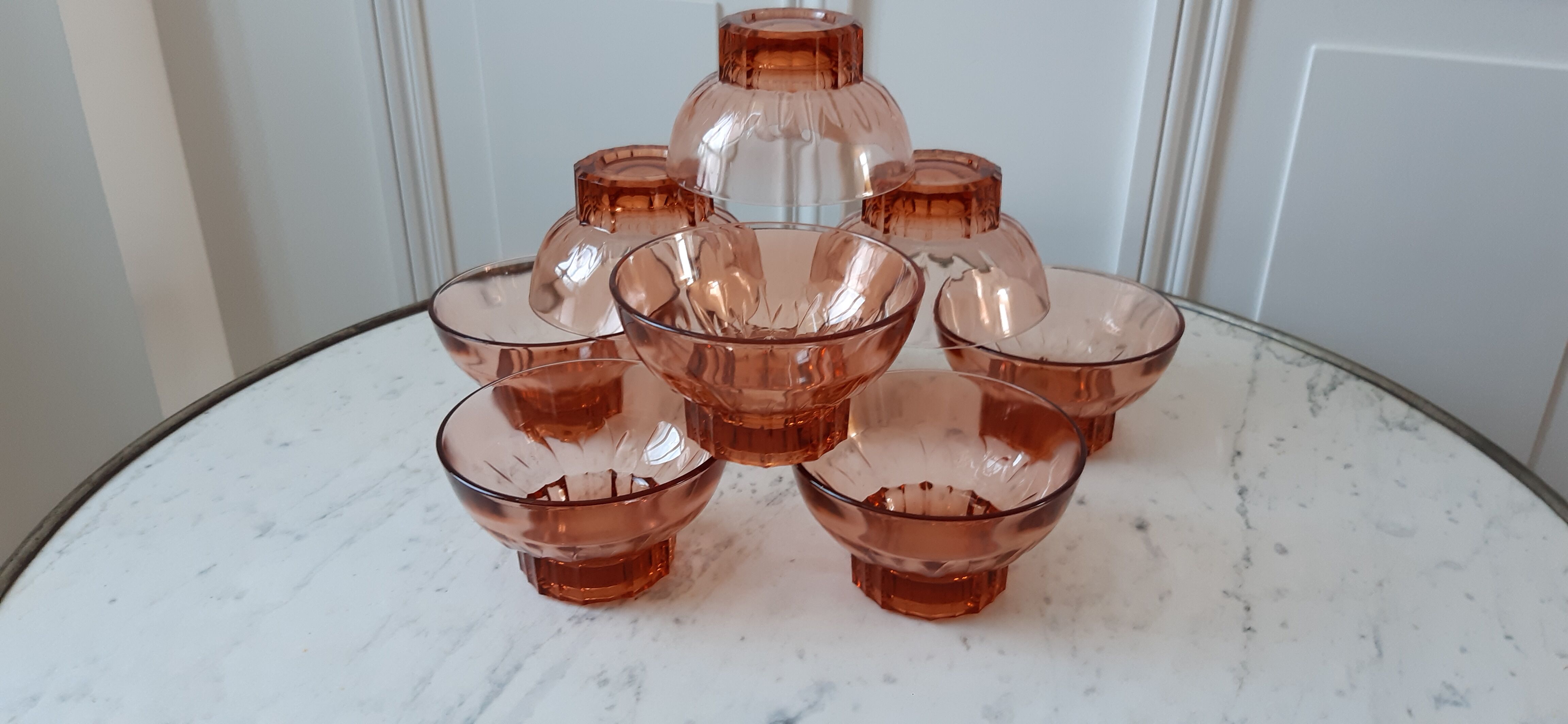 Set of 9 glasses of pink art deco glass champagne