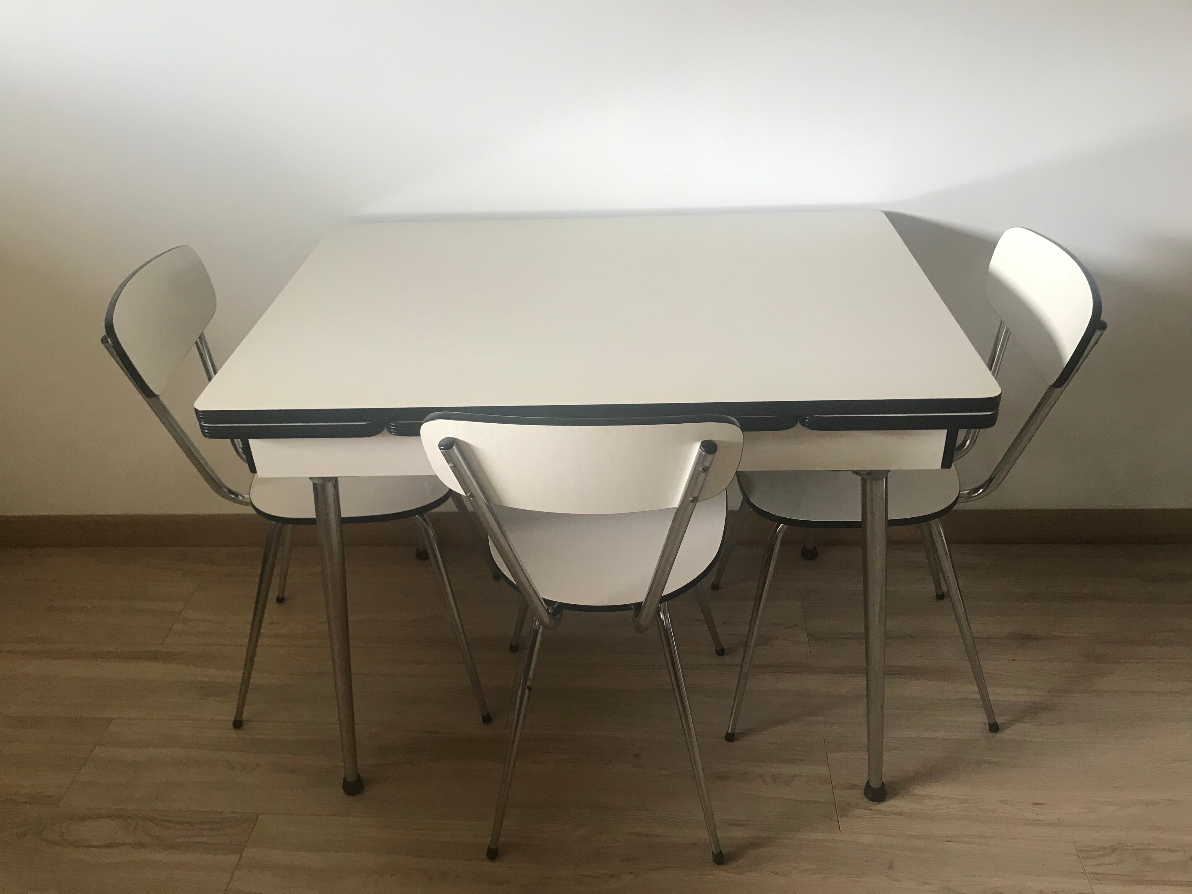 Table and its 3 Formica chairs