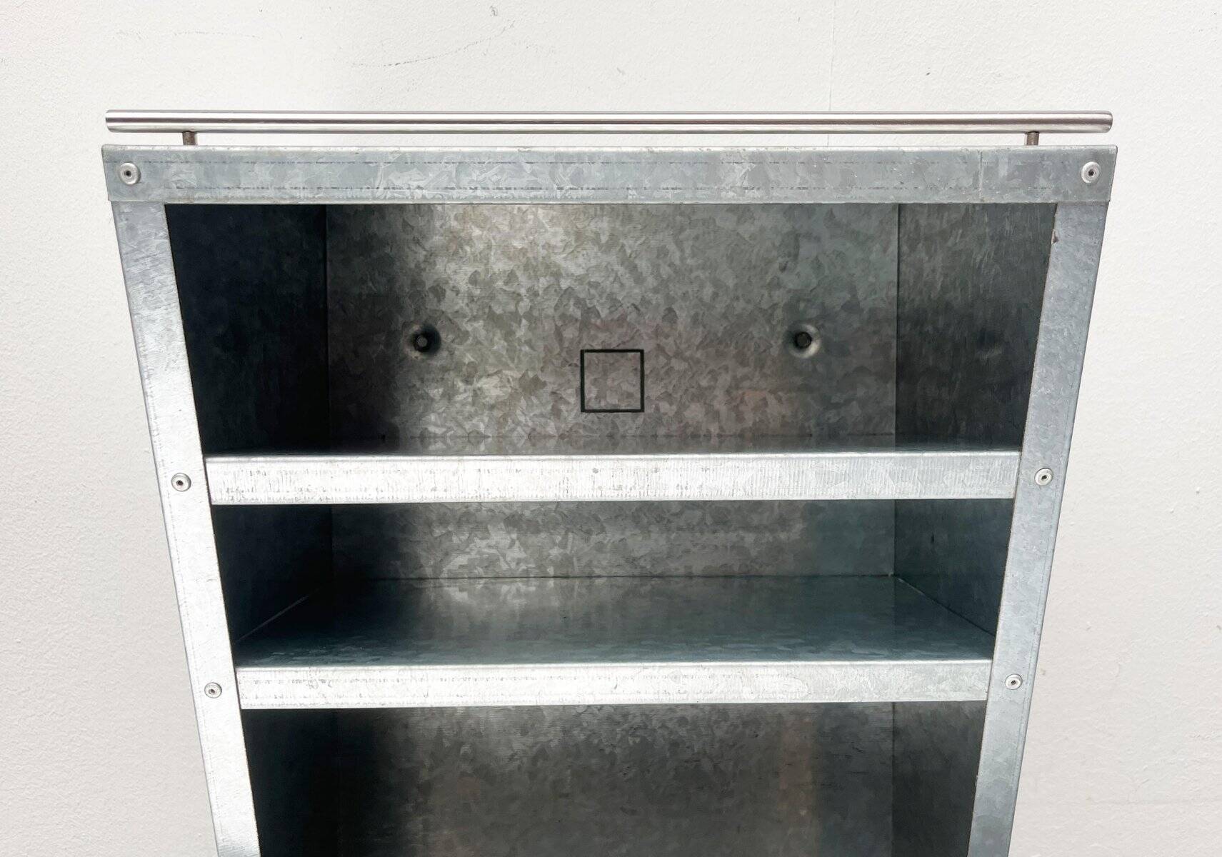 Étagère murale en métal postmoderne allemande de Radius Design, années 1980