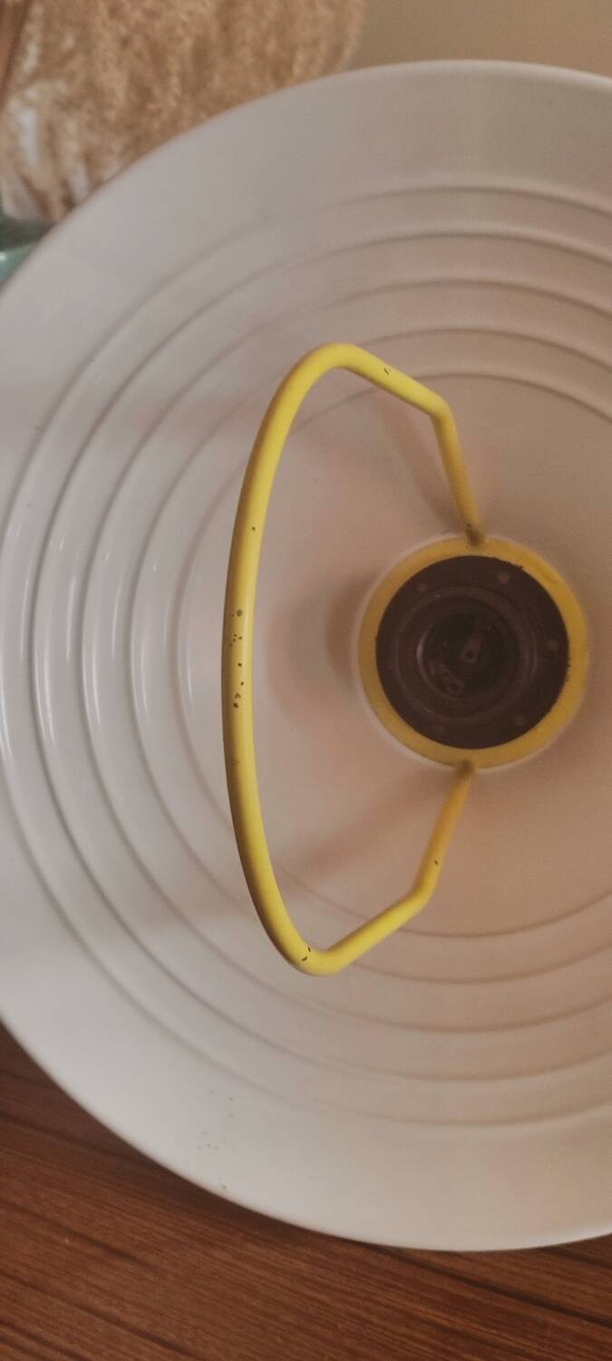 Yellow and white suspension with adjustable height.