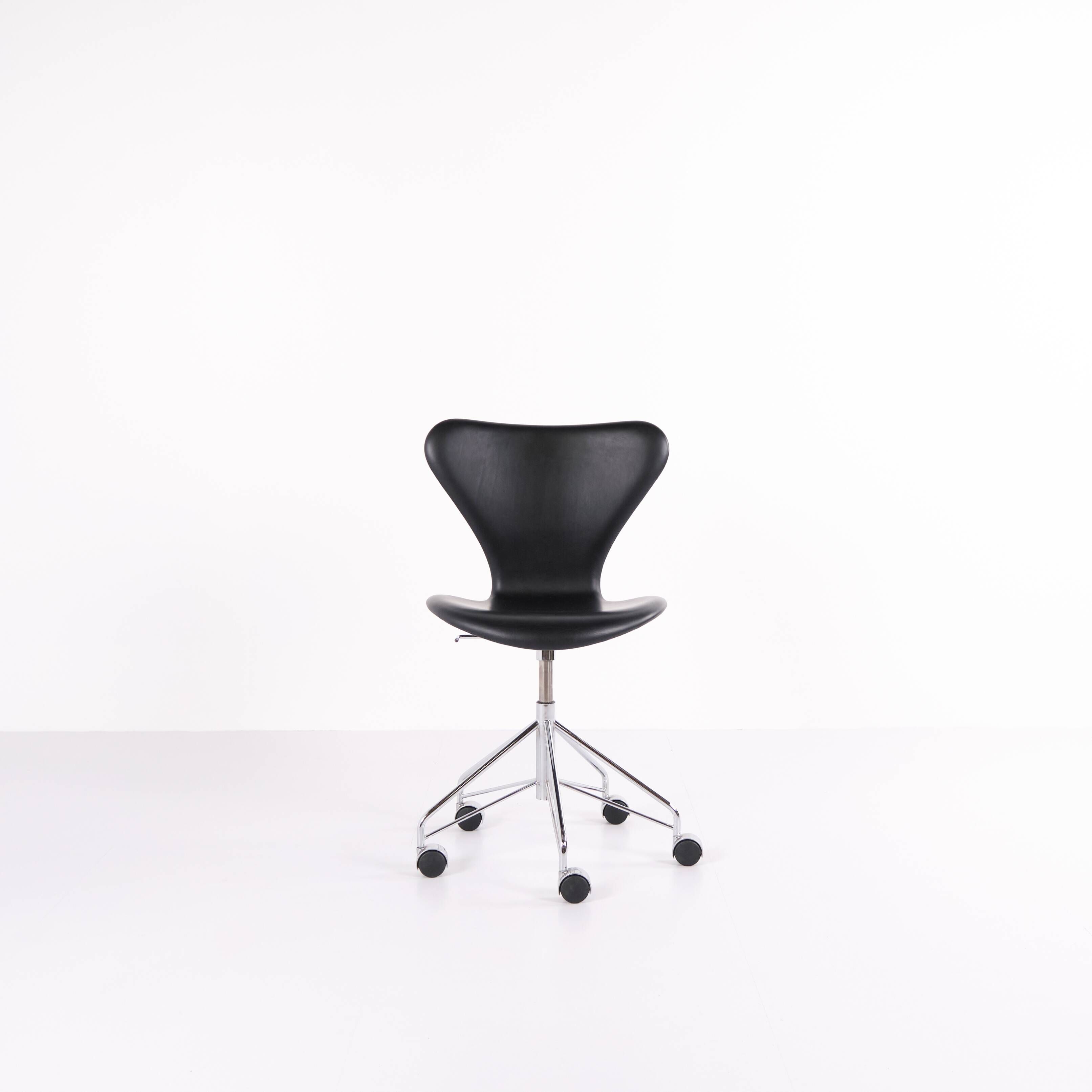 Seven office chair - Model 3117 - Black leather - Swivel function - Arne Jacobsen - Fritz Hansen