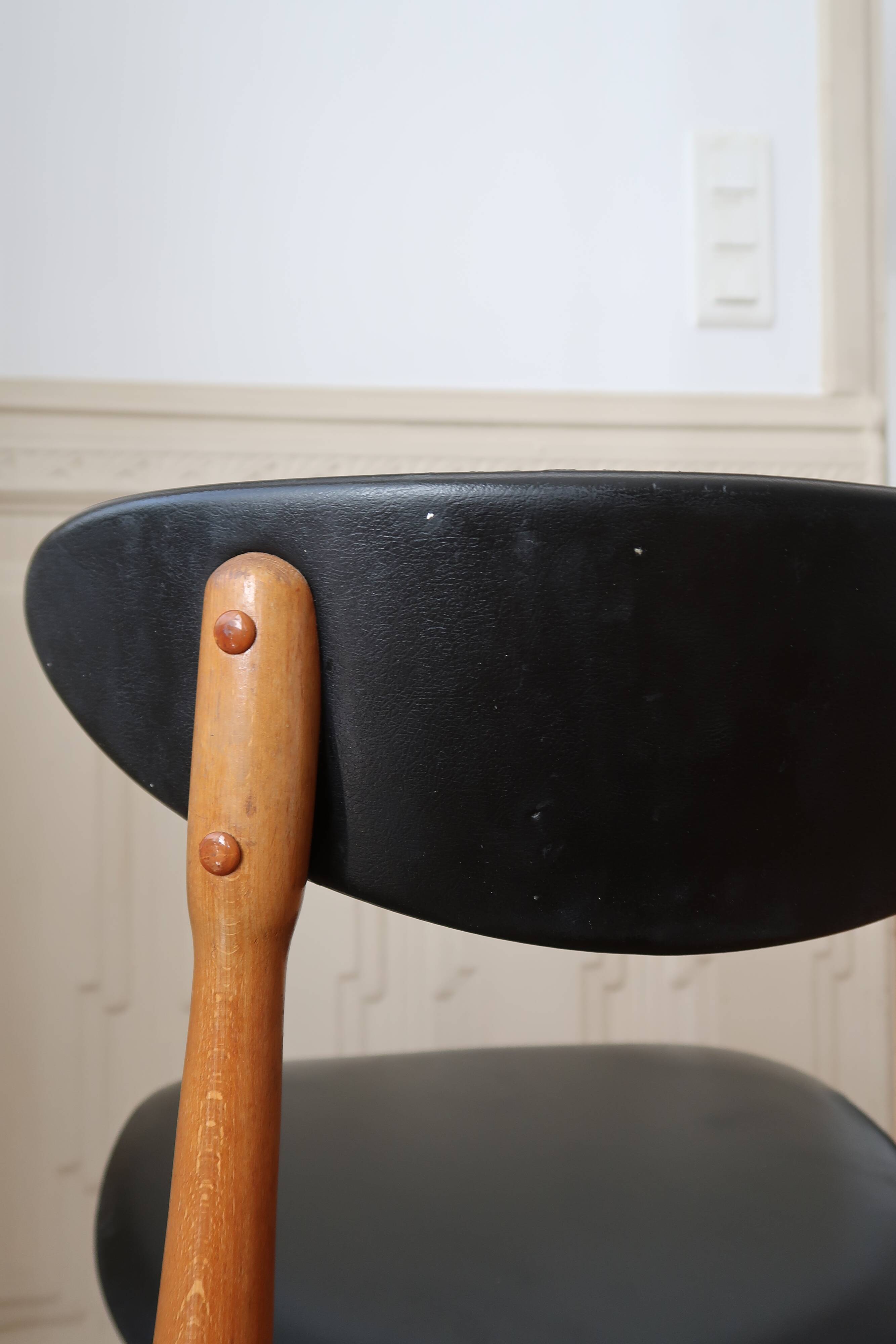 Pair of Licorne chairs by Baumann