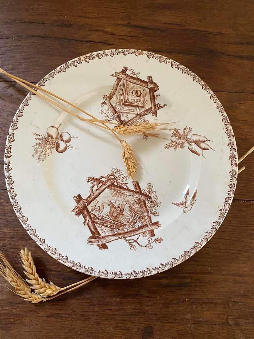 Plat rond terre de fer sépia.