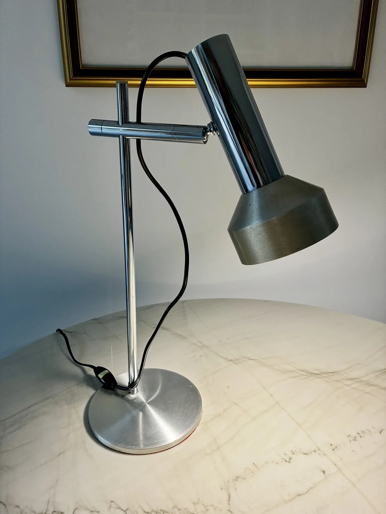 Very nice vintage 1970 articulated table lamp in good condition.