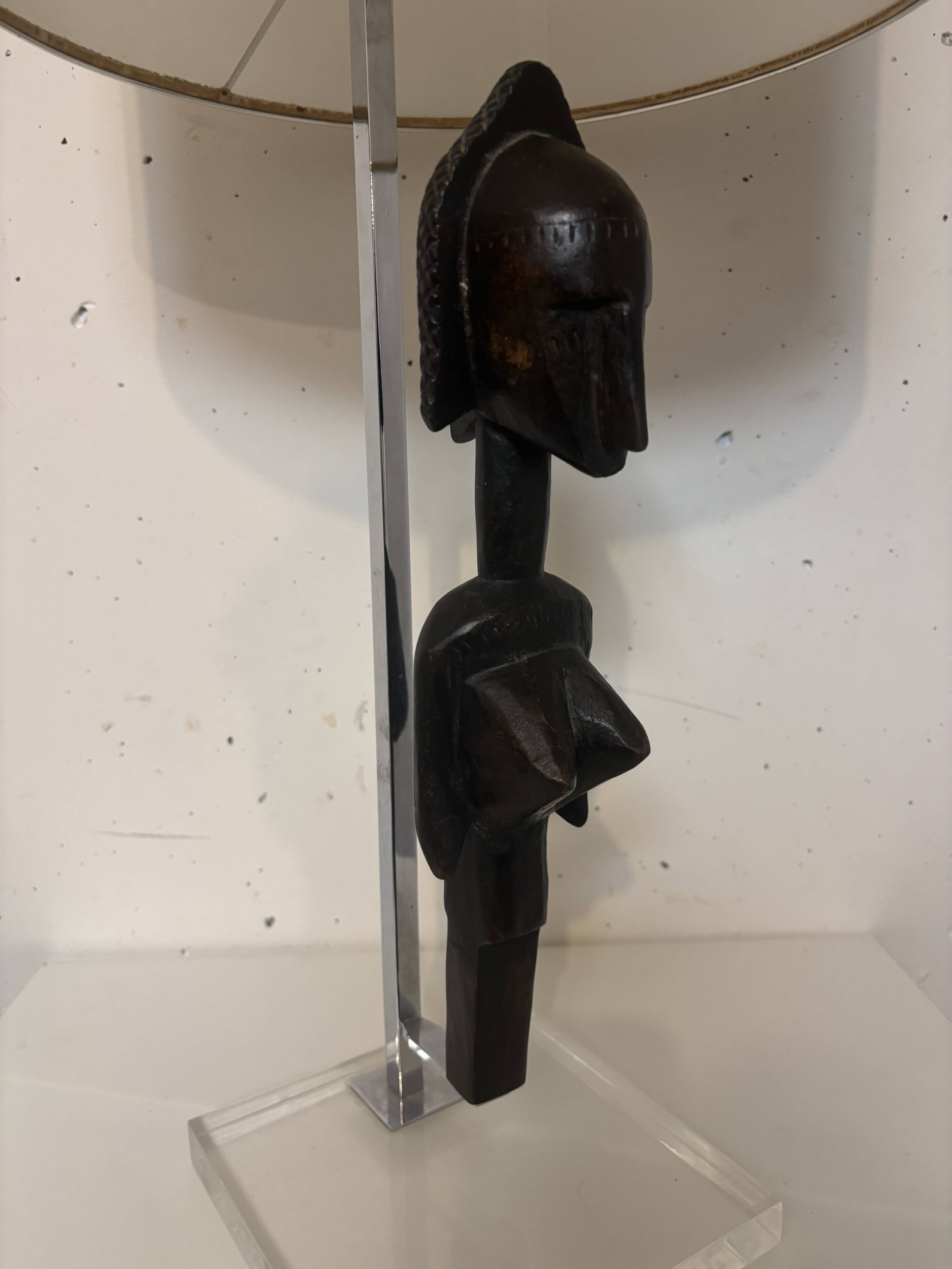 Lampe plexiglass surmontée d’un totem 1970