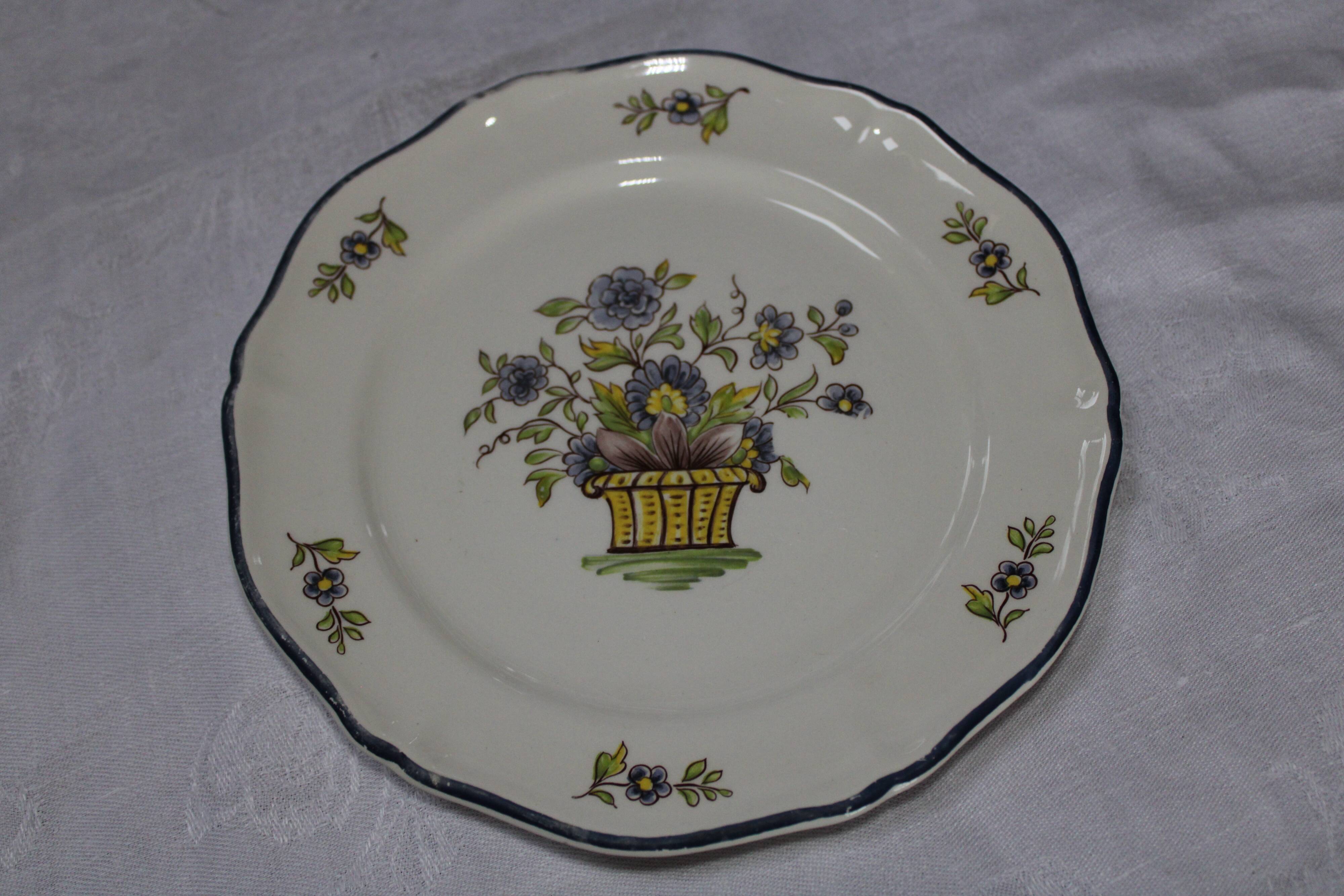 Service at Dessert Saint-Amand Vieux Delft