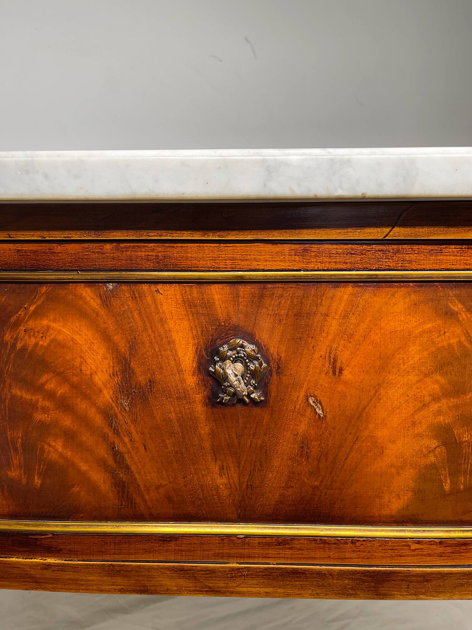 Console française Louis XVI en acajou à plumes, 19ème siècle