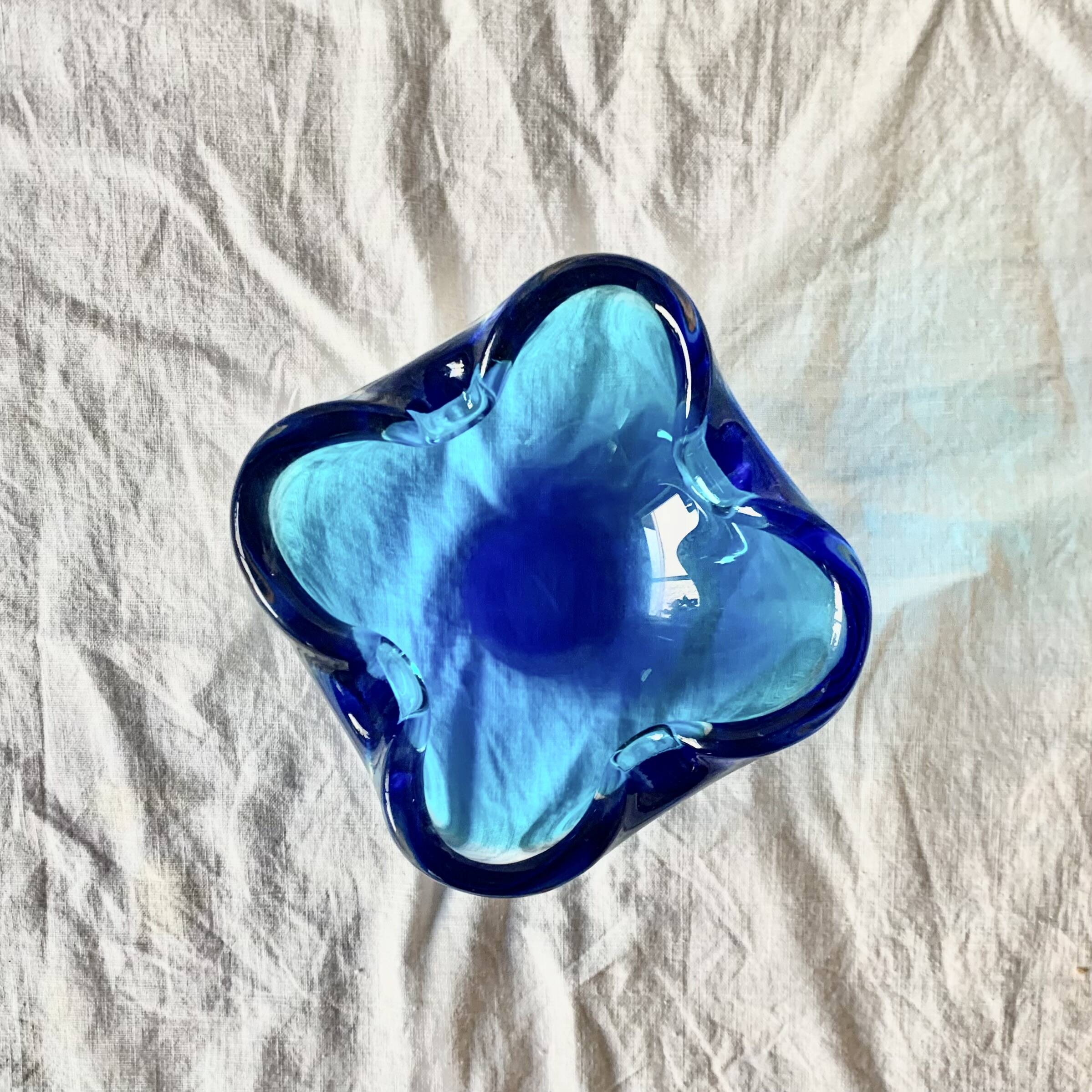 Cendrier vintage en verre soufflé bleu