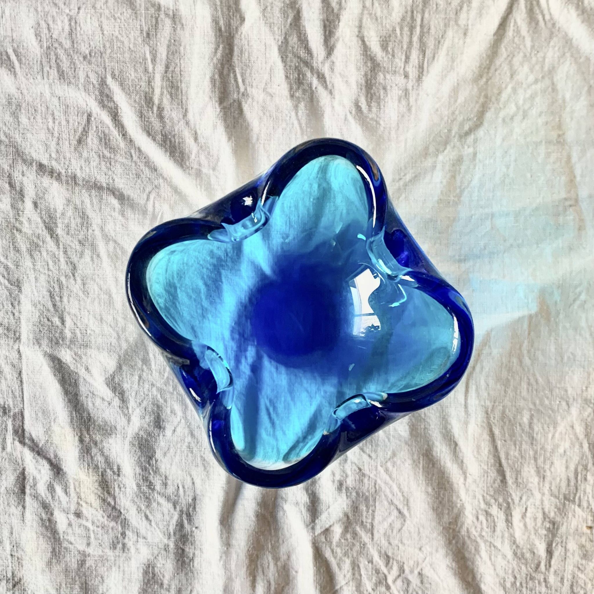 Cendrier vintage en verre soufflé bleu