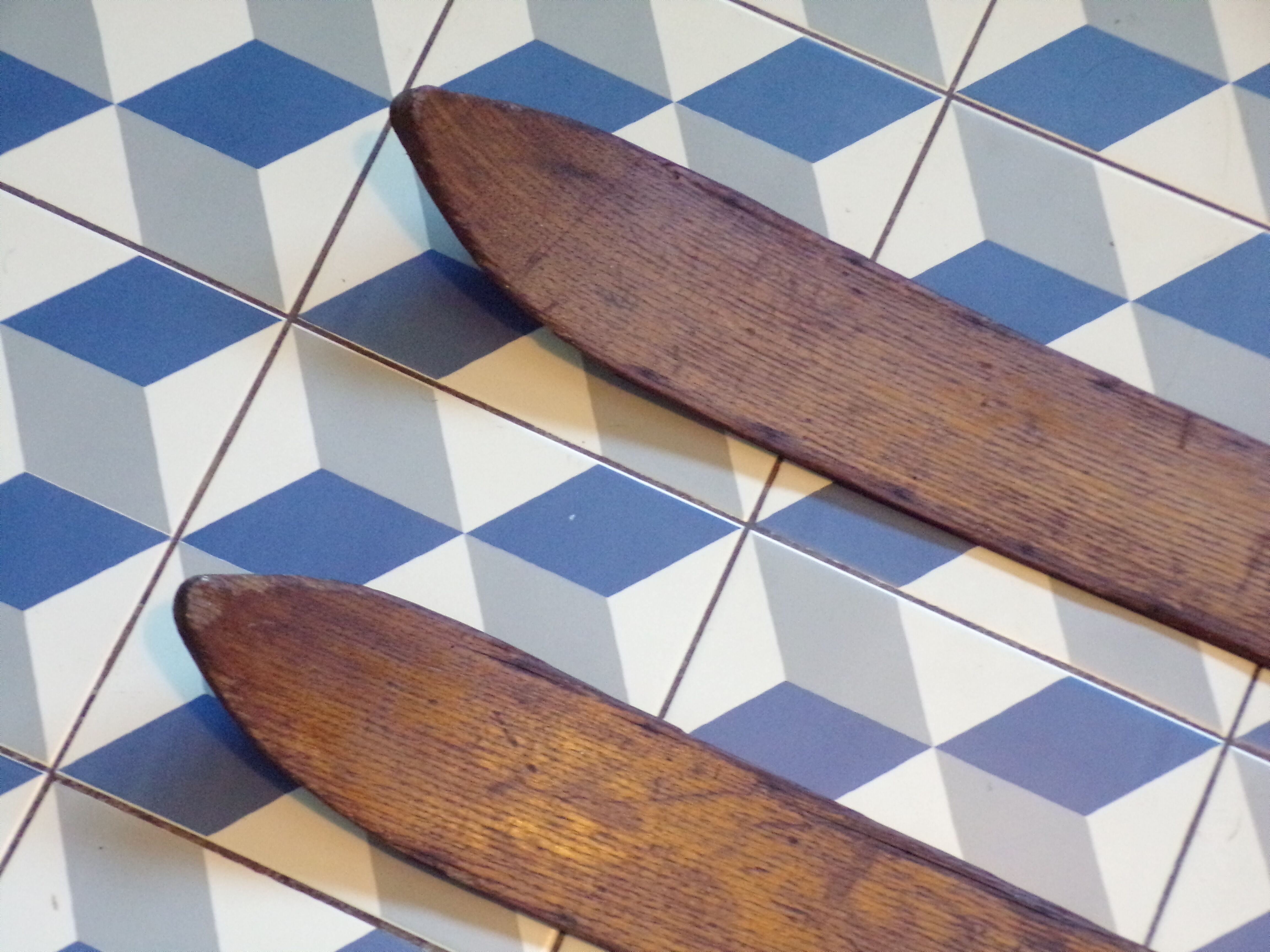 Paire de skis anciens en bois 2,05 m