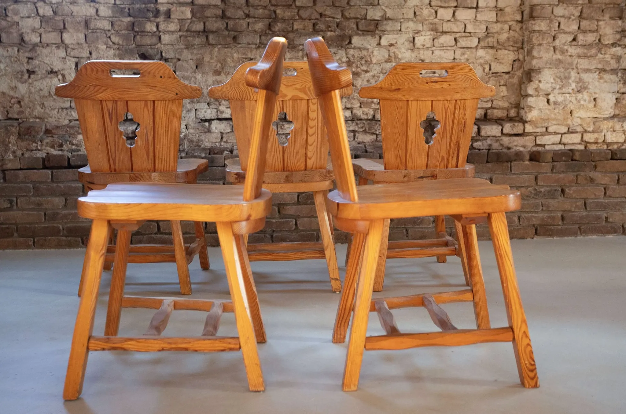 Set of four sculptural pine dining chairs – 1970s