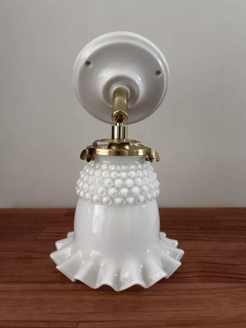 Applique murale en opaline blanche
