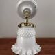 Applique murale en opaline blanche