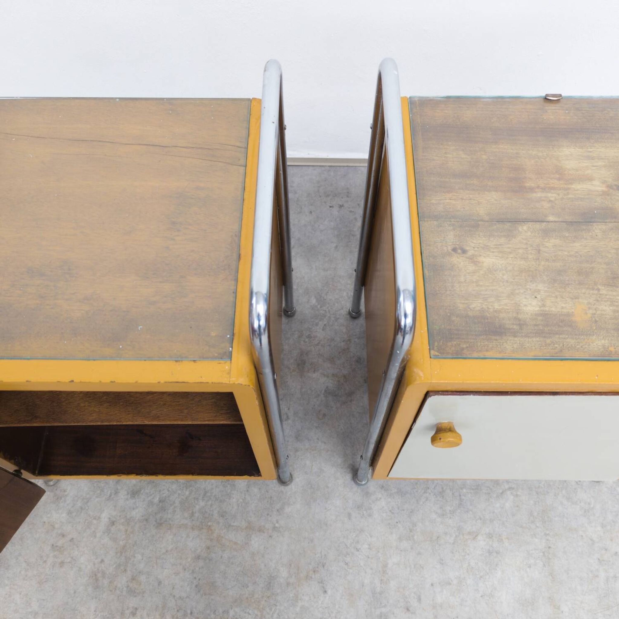 Paire de tables de nuit en tube d'acier par Hynek Gottwald, 1930