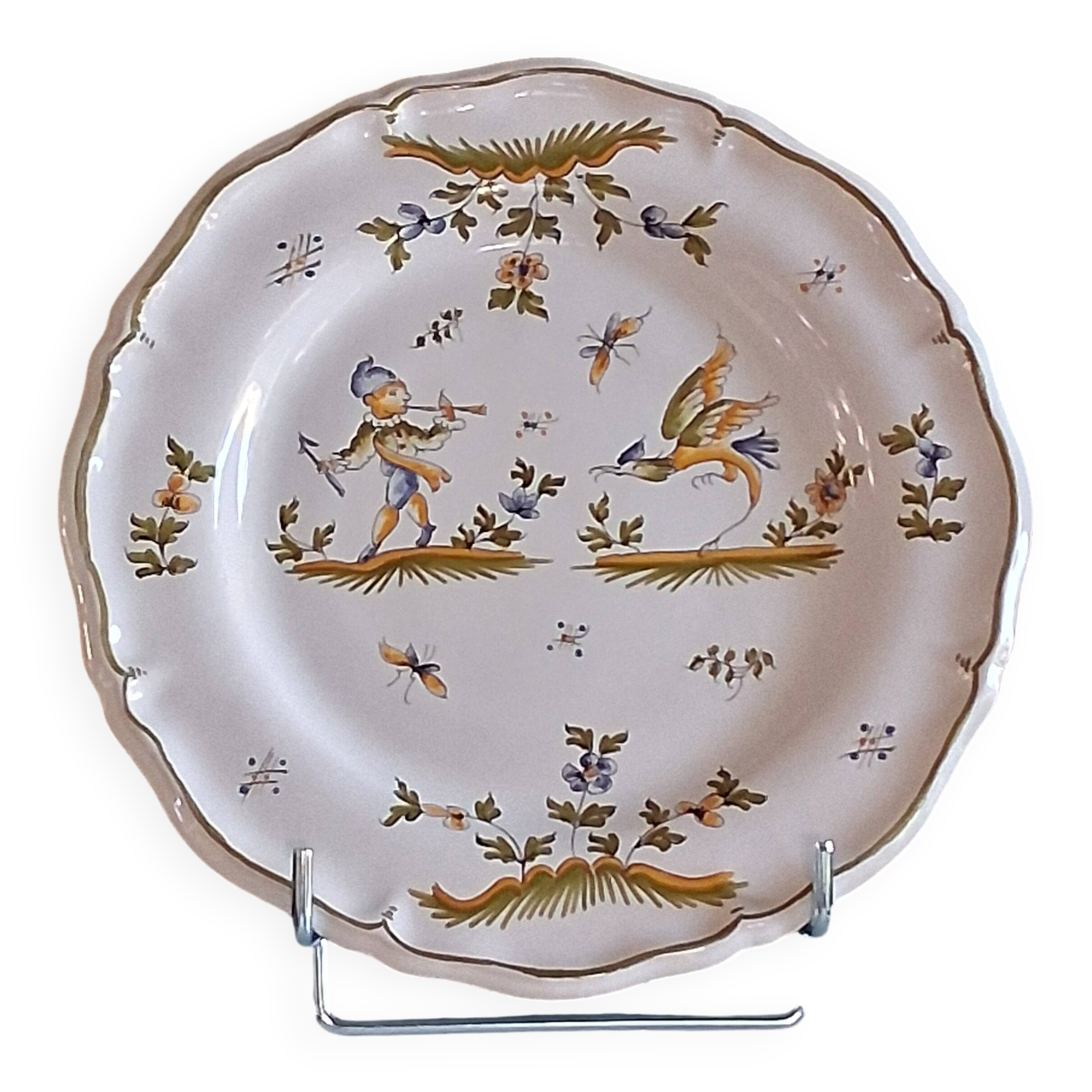 Moustiers scalloped plate in very good condition.