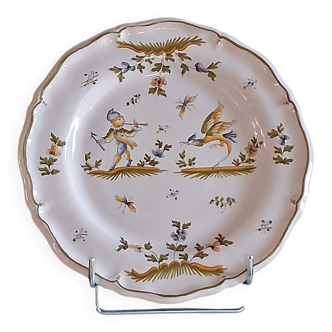 Moustiers scalloped plate in very good condition.
