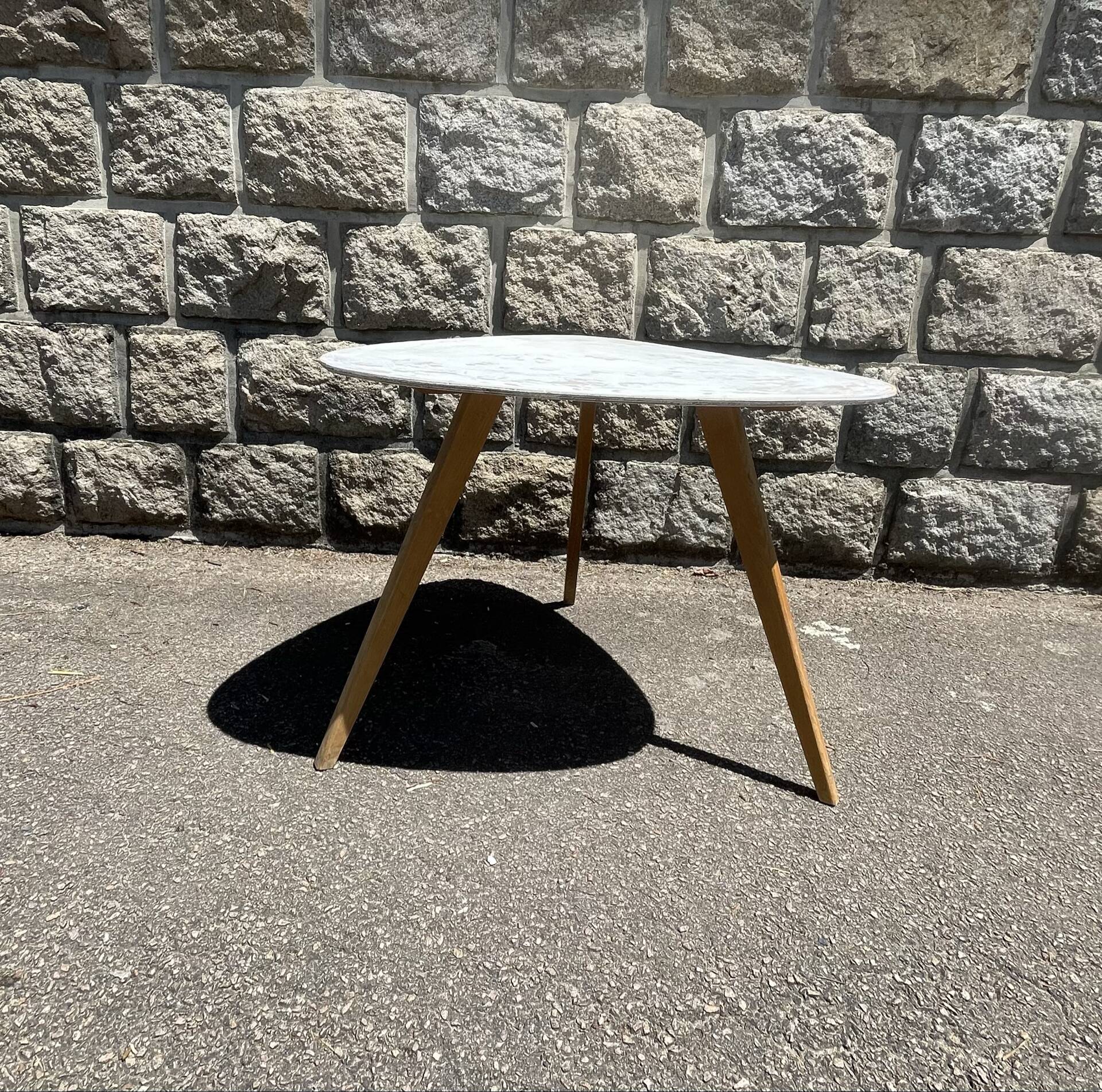 Small Mid-Century Table bas triangulaire