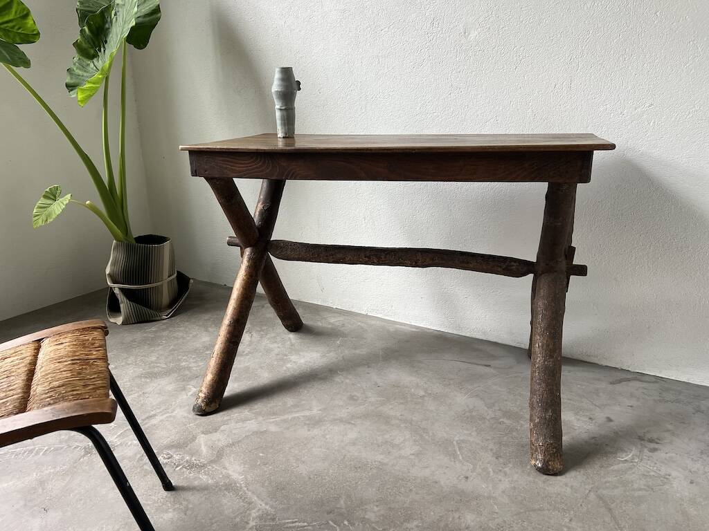 Bureau en noyer massif, art populaire, Savoie, vers 1900