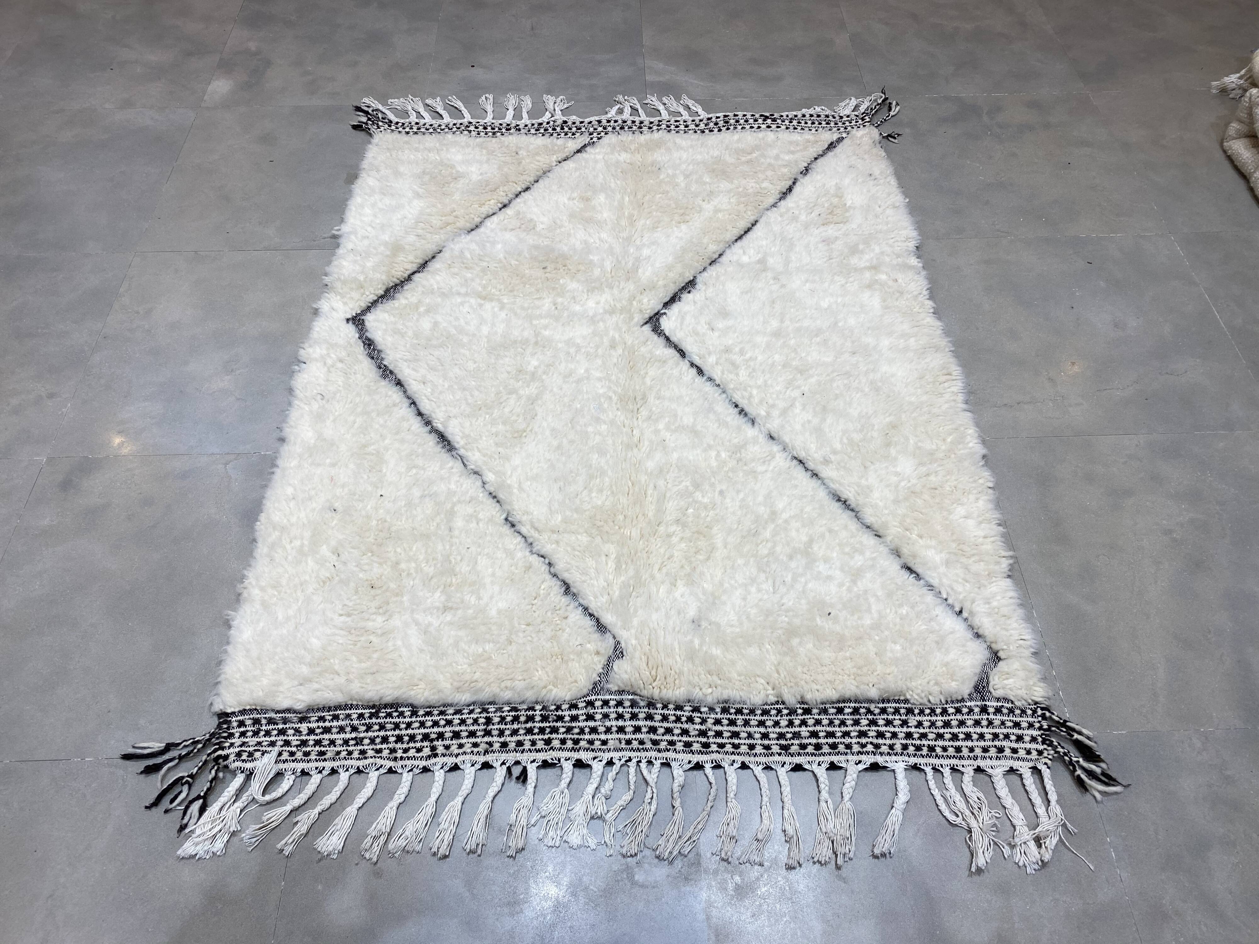 White embossed wool rug 123x165cm