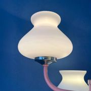 Lustre mid-century en verre opaline blanc avec structure rose