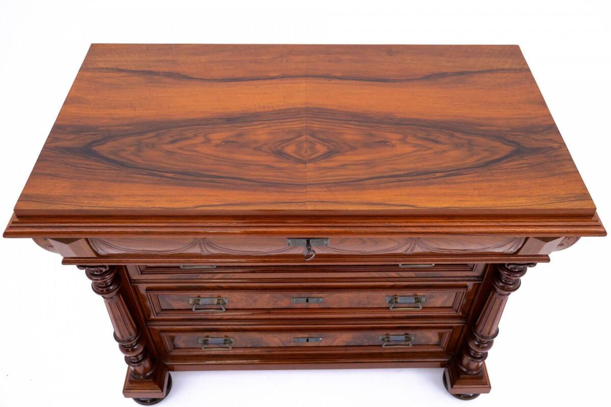 Commode en noyer ancien, Europe du Nord, vers 1900.