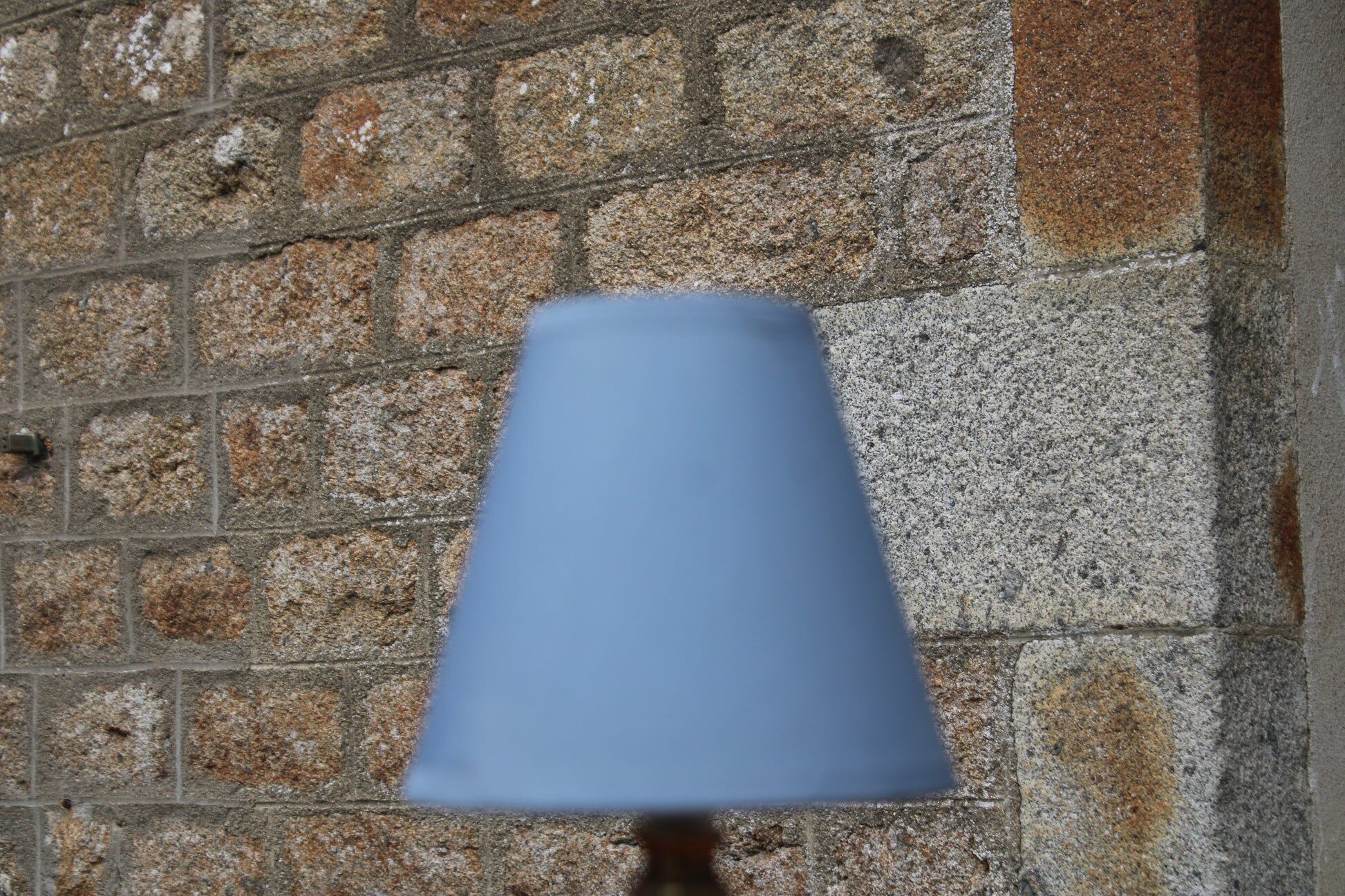 Vintage bedside lamp in gold metal – sculpted base and blue shade