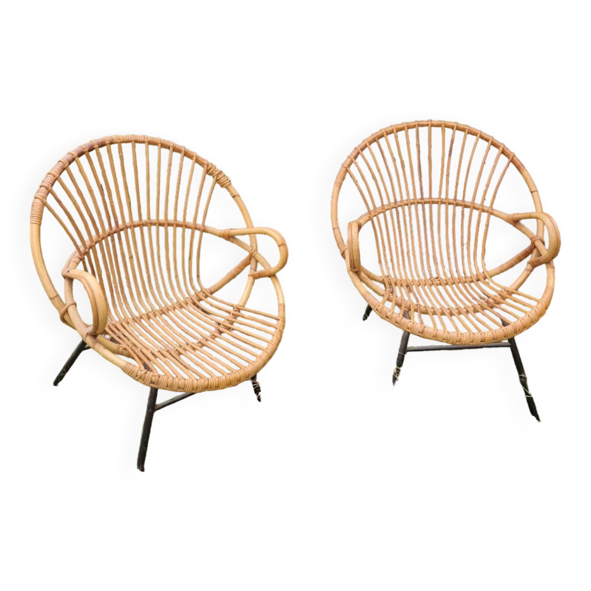 Paire de fauteuils coquille en rotin pieds acier