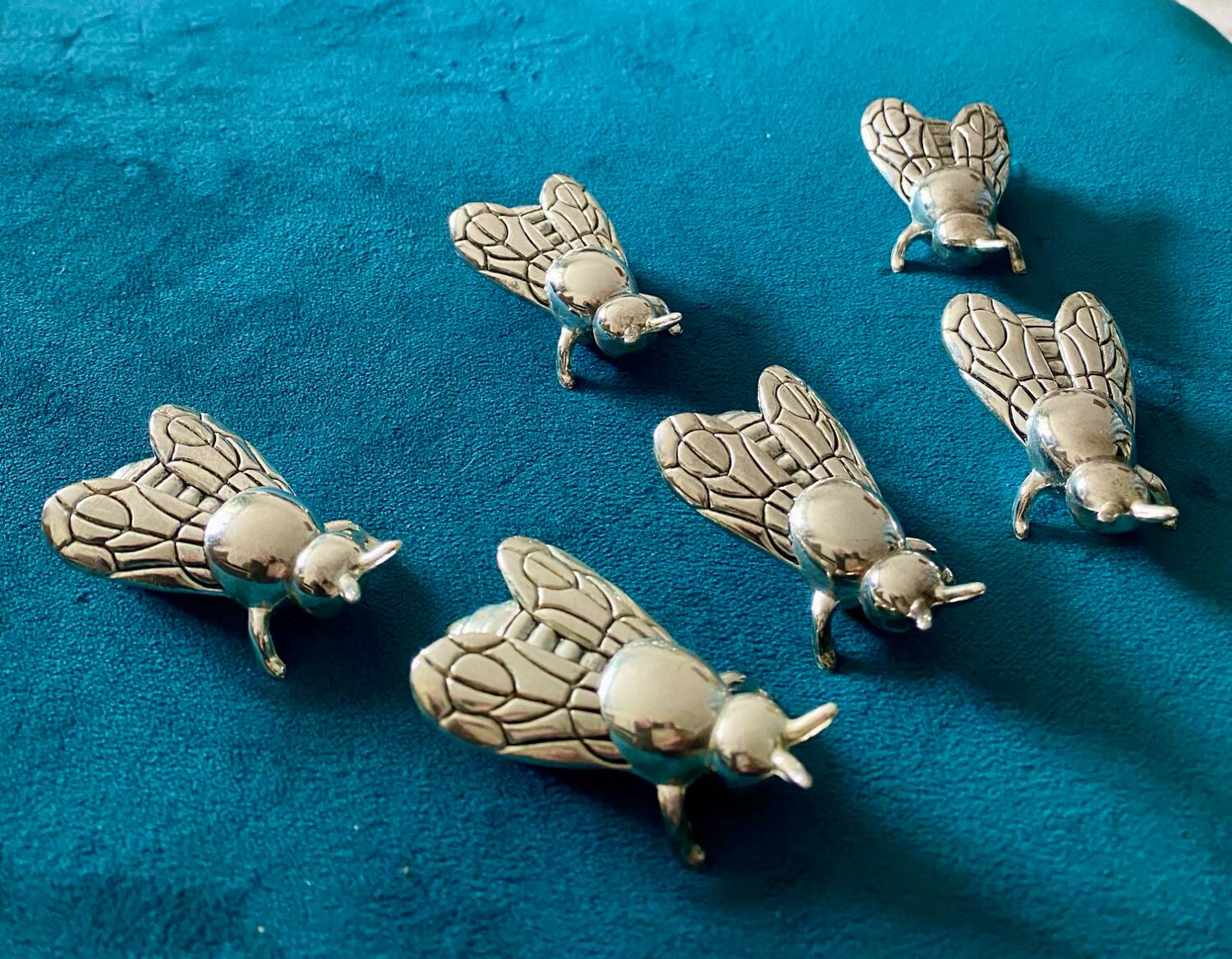 6 Bee-shaped knife holders, silver-colored metal