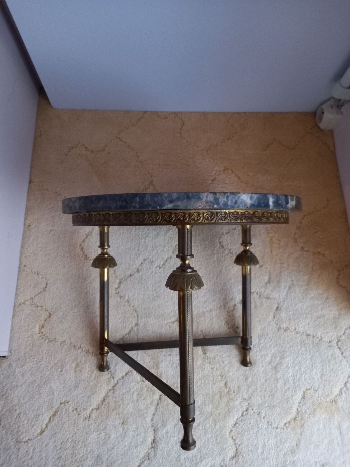 Small coffee table in marble and brass