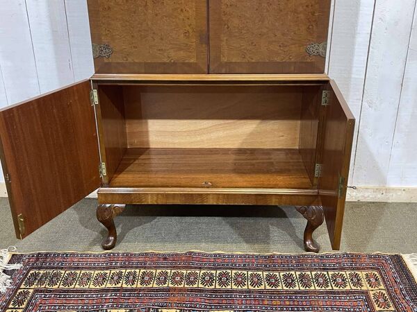 Buffet bar anglais des années 1950 en noyer et loupe de noyer