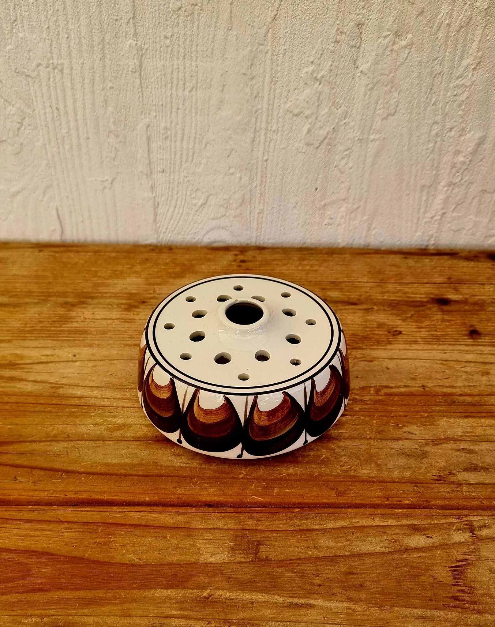 Vintage Jersey Pottery pique flowers in ceramic with a brown pattern from the 1970s.