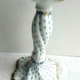 Bougeoir en porcelaine de Limoges forme fleur décorée d'un semis de fleurettes