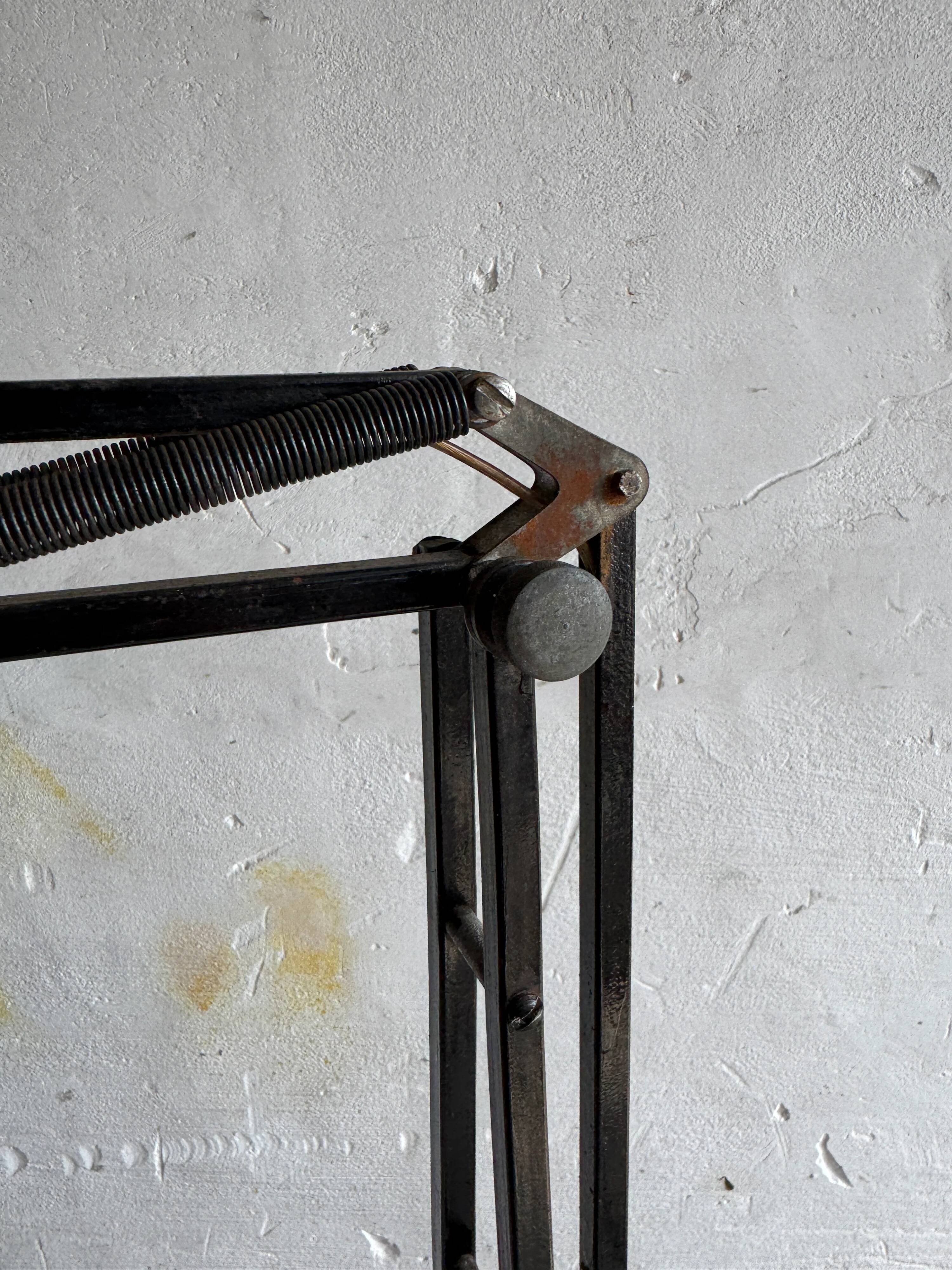 Lampe de bureau articulée de style industriel vintage en métal noir avec base en fonte et bras réglable