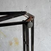 Vintage industrial articulated desk lamp in black metal with cast-iron base, adjustable arm