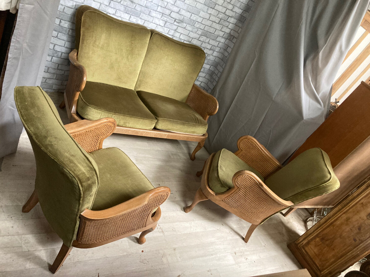 Fauteuils cannage et tissus velours