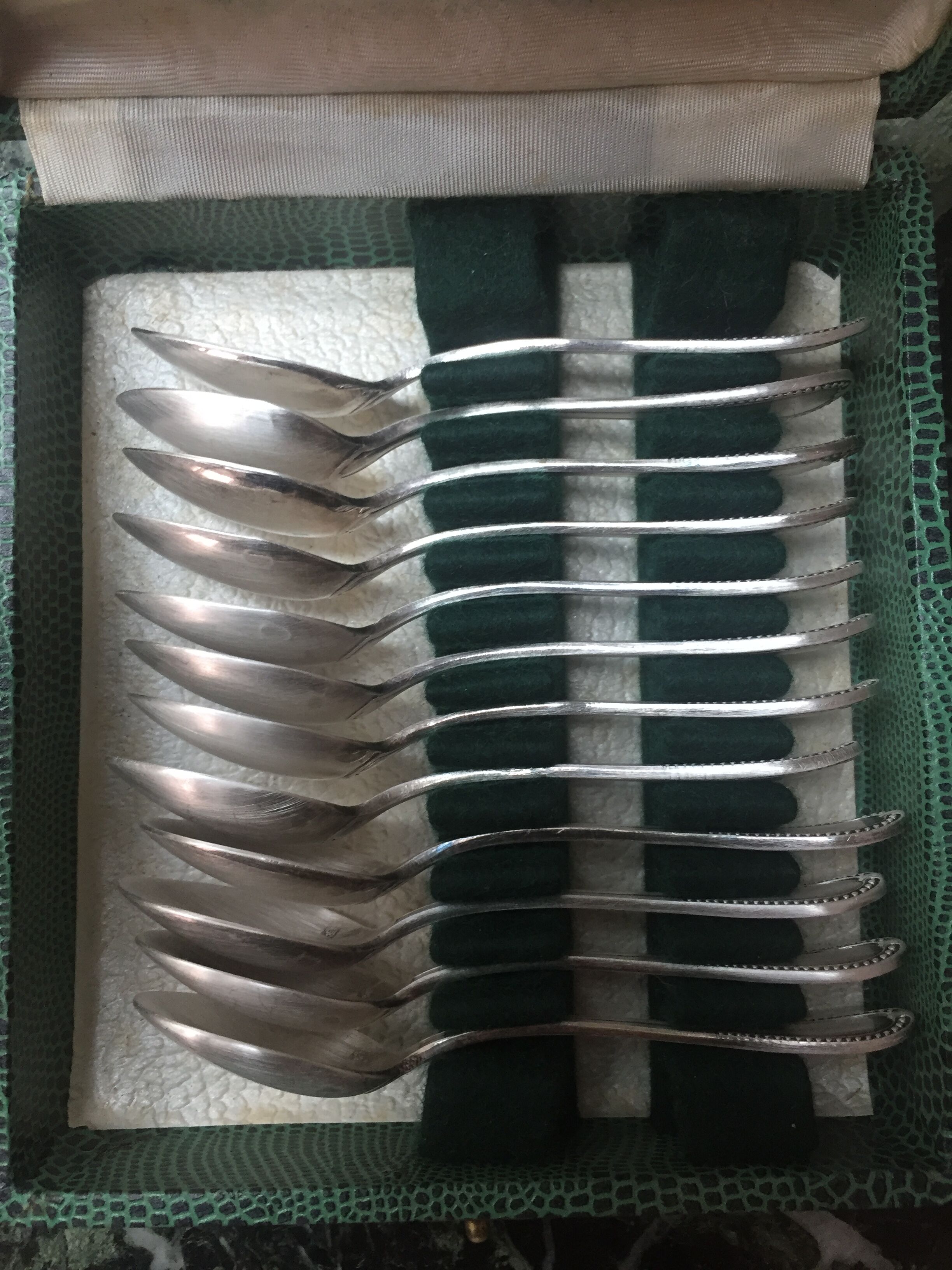 Set de 12 cuillères argentées Ravinet d'enfert -décor coquille - écrin
