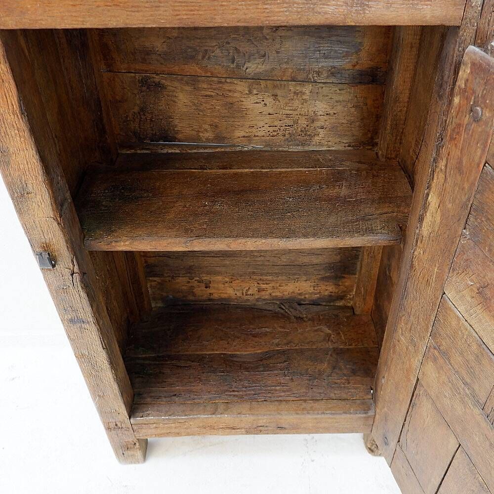 Armoire rustique en bois avec porte à panneau sculpté et ferrures en fer - Espagne, début XIXe siècle