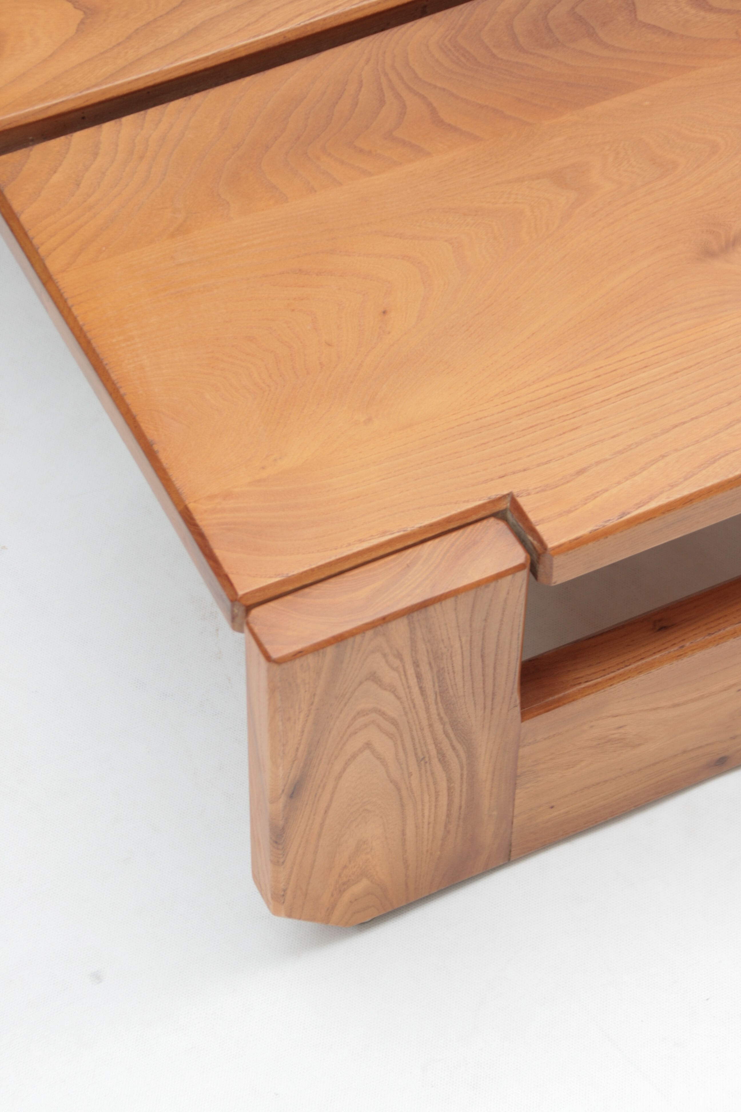 Table basse en orme par la Maison Regain, 1960