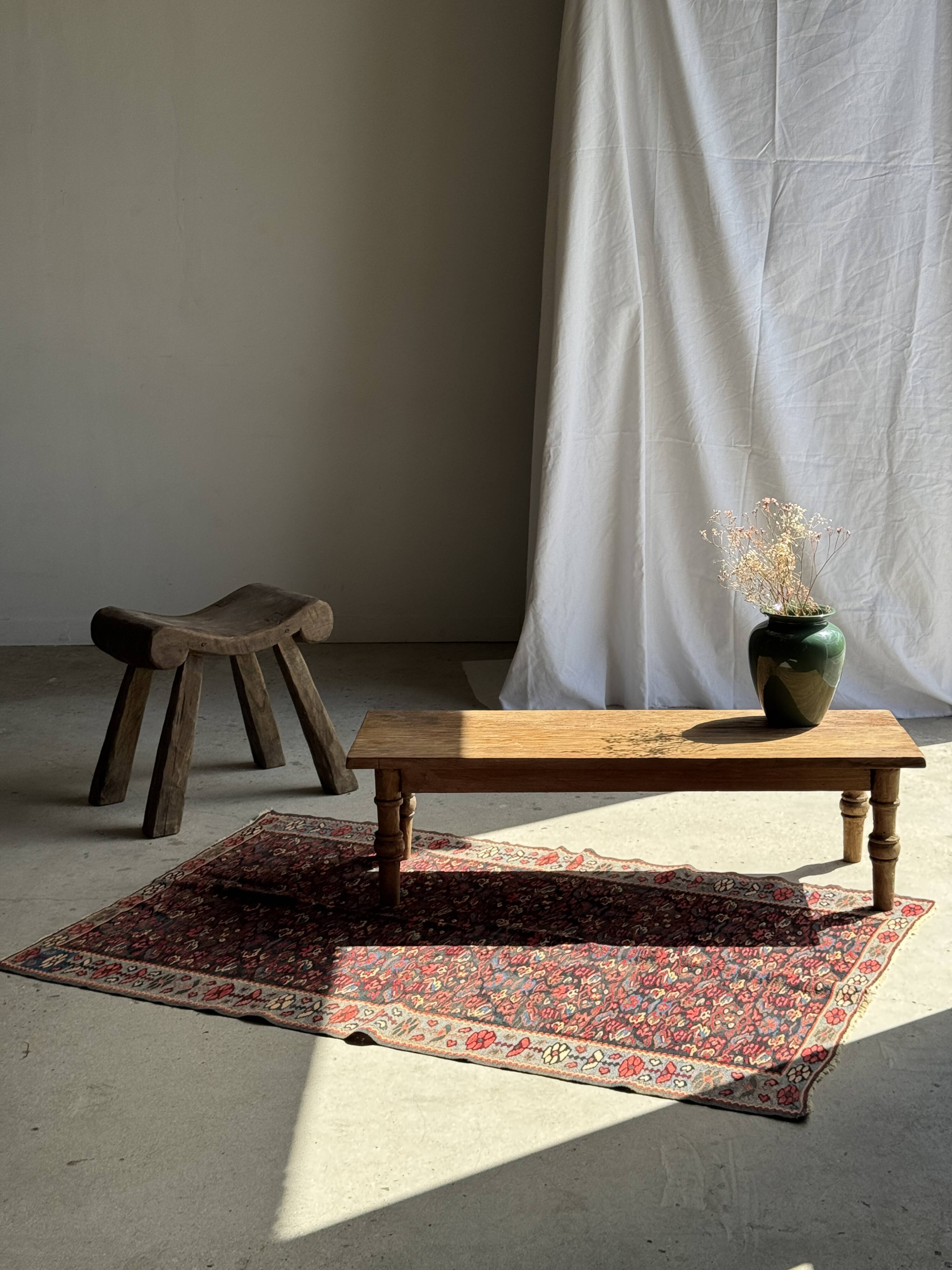 Brown Indonesian teak coffee table, with a border and cylindrical legs H40 L103.