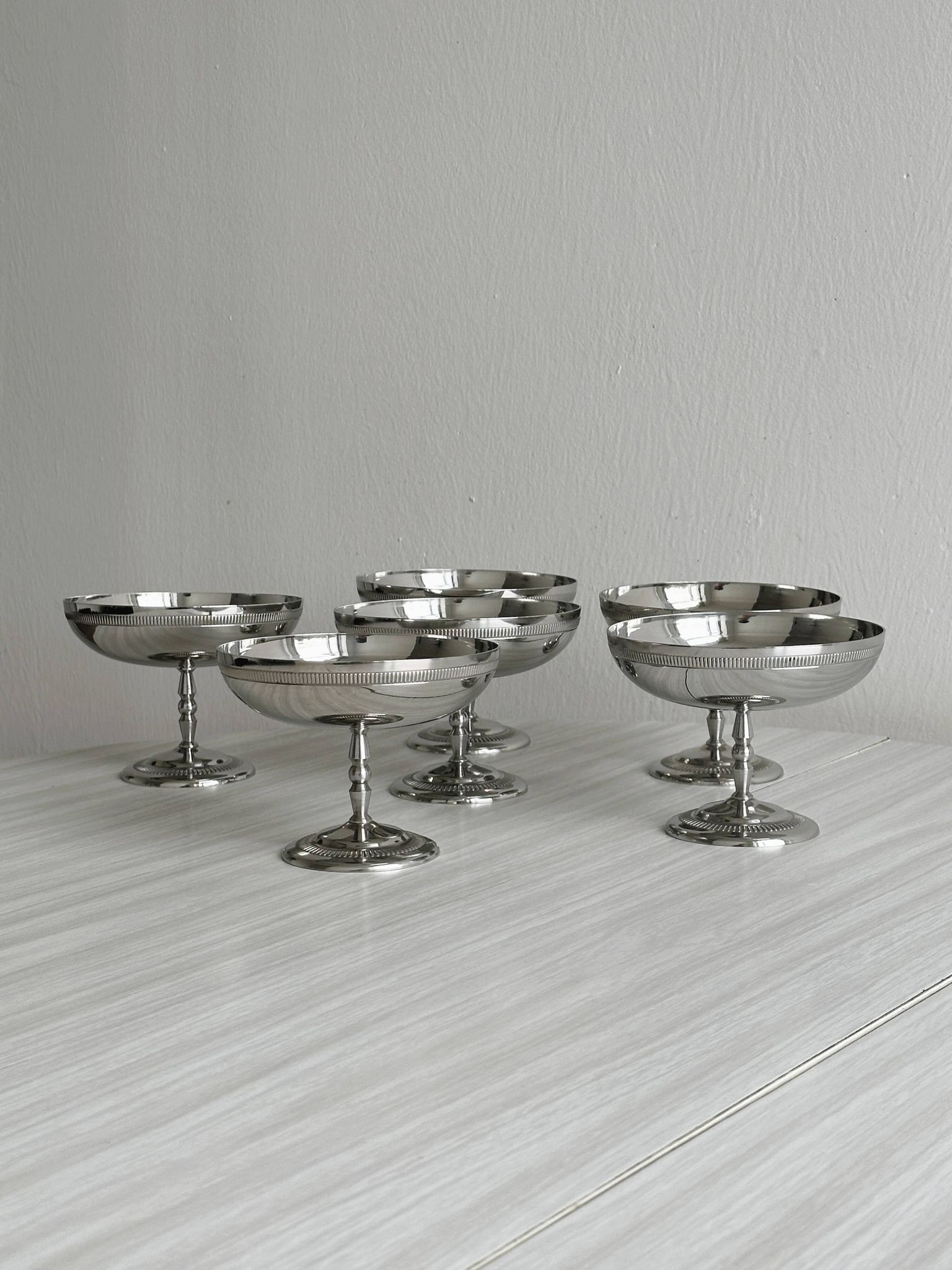 Set of 6 shiny stainless steel footed bowls