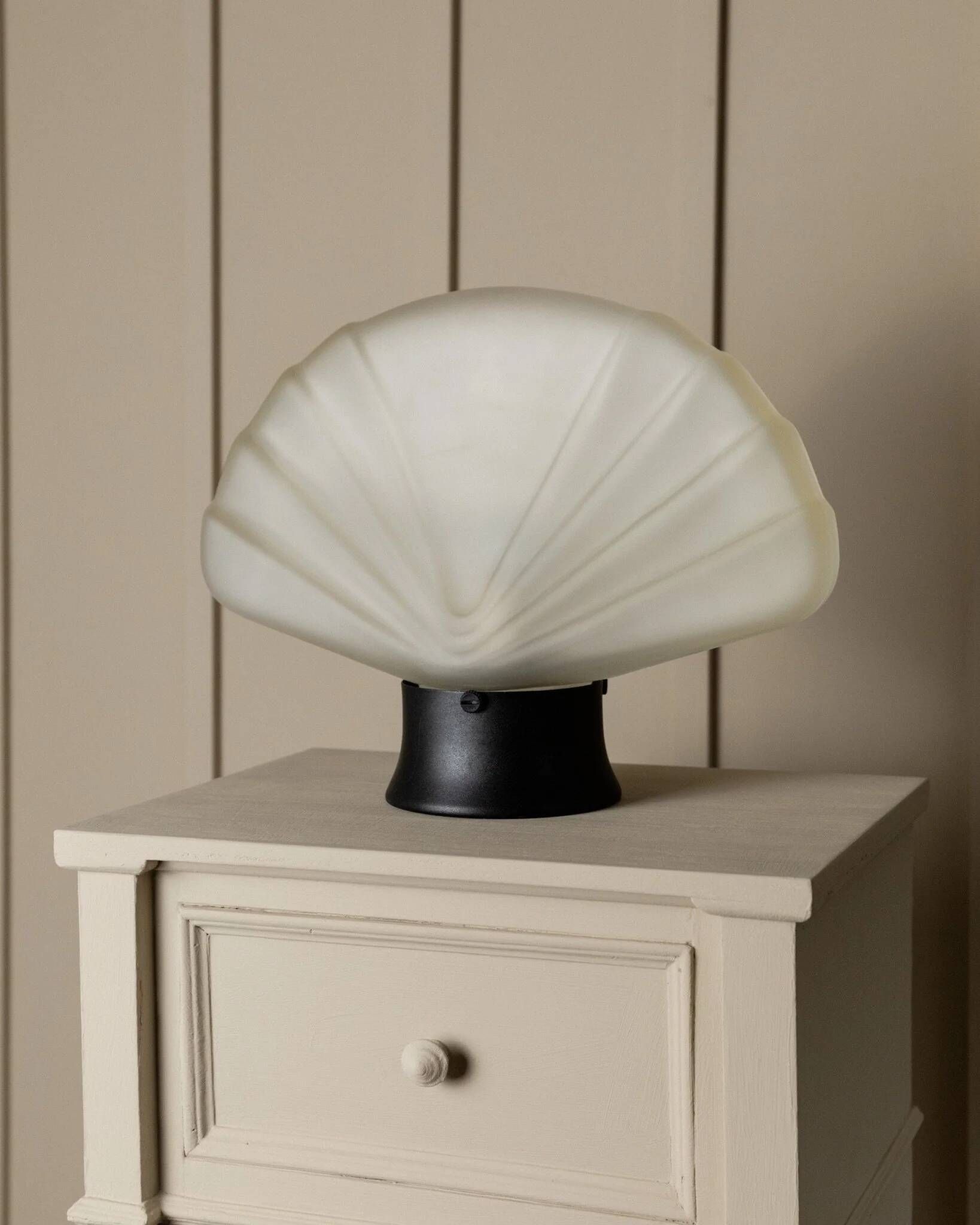 Opaline white Murano glass shell lamp with black metal base – 1980s Italian Memphis-inspired design