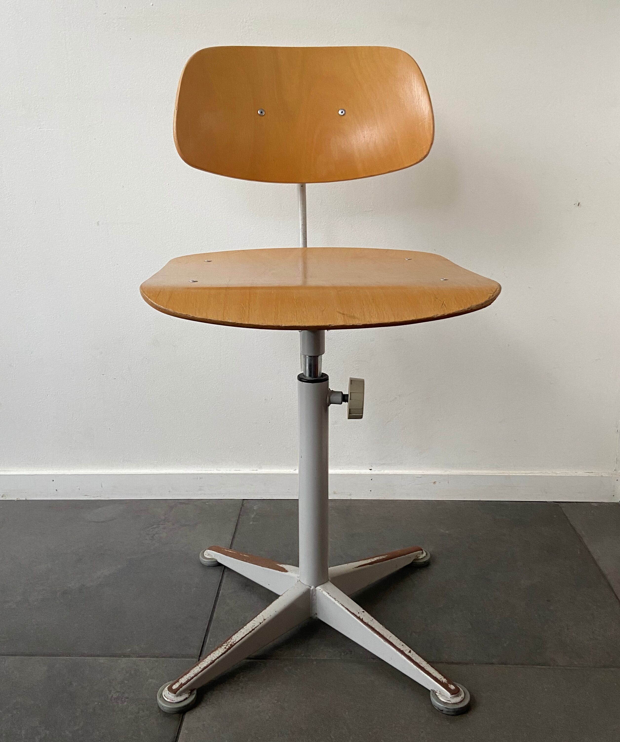 Dutch industrial workshop chair by Friso Kramer for Ahrend Cirkel